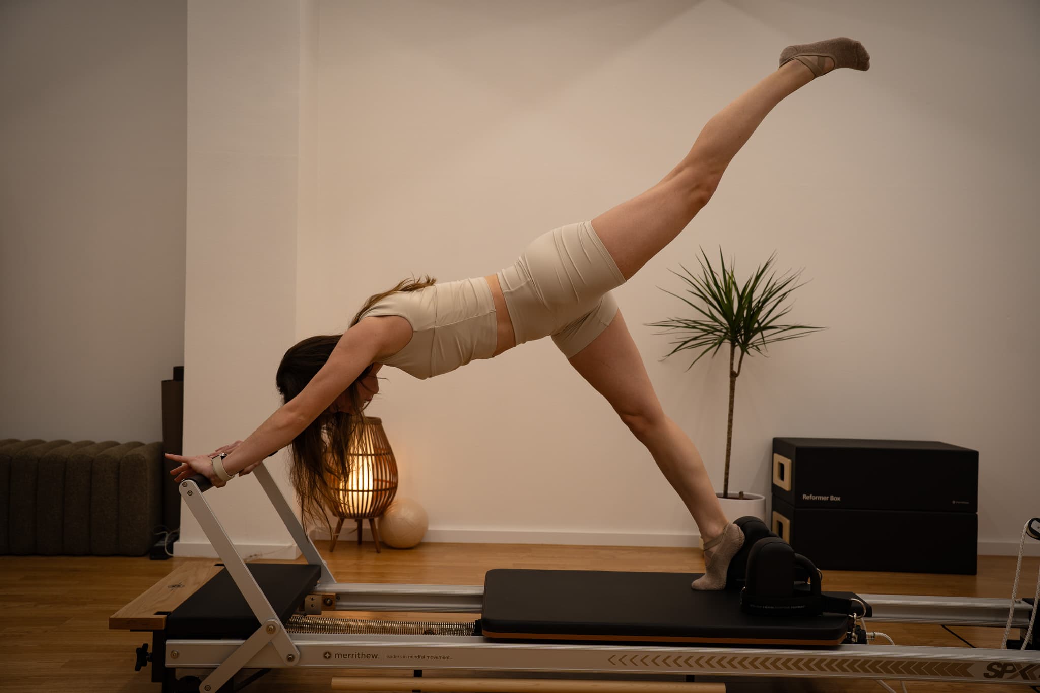 Urša izvaja vajo na pilates reformerju v Align Studiu